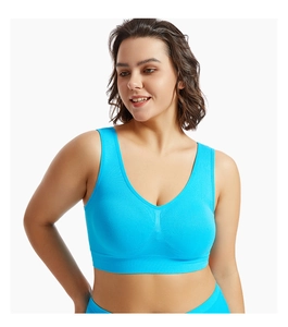 Détail du soutien-gorge de sport bleu avec larges bretelles et col en V sans coutures