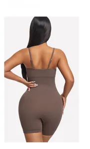 Detailopname van bruine geribbelde bodysuit met focus op rugcontour en liftend effect