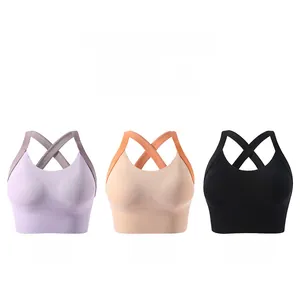 Détail de soutiens-gorge de yoga dos croisé en violet, orange et noir à maintien fort
