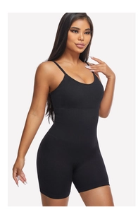 Detail van de zwarte geribbelde bodysuit met dunne bandjes en een nauwsluitende pasvorm