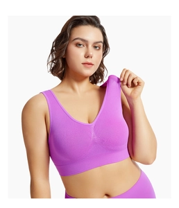 Gros plan du soutien-gorge de sport violet sans couture avec larges bretelles et col en V