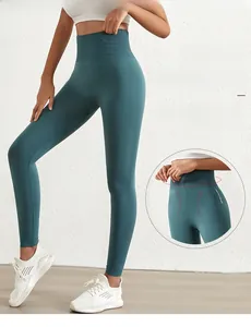 Detail van naadloze yoga legging met hoge taille en geribbelde tailleband in groenblauw