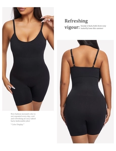 Detailweergave van een zwarte geribbelde naadloze bodysuit met dunne bandjes en open rug