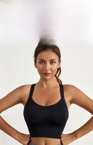 Détail d'un brassière de sport noire avec larges bretelles et tissu élastique respirant