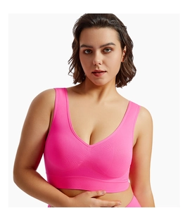 Détail du soutien-gorge de sport rose sans couture avec bretelles larges et maille élastique