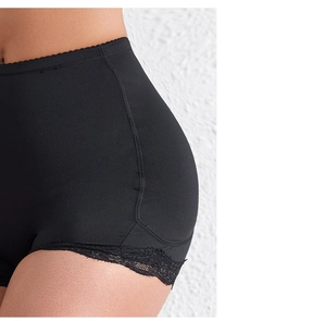 Détail de la culotte gainante noire à taille haute avec dentelle et effet push-up