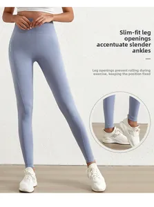 Detail van lichtblauwe yoga-legging met hoge taille, naadloze stof en vaste enkelmanchetten