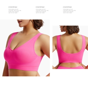Détail du soutien-gorge de sport rose sans armature avec bretelles larges et dos en U