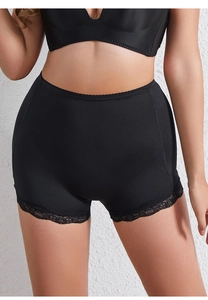 Détail d'un short gainant taille haute en tissu sans couture avec bordure dentelle