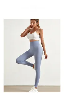 Model draagt een naadloze yoga legging met hoge taille en sport bh set in het lichtblauw