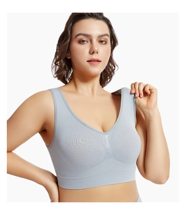 Détail d'un soutien-gorge de sport gris clair sans coutures avec maille respirante et col en V