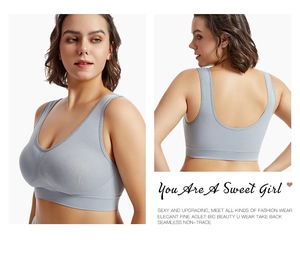 Détail du soutien-gorge de sport gris sans couture avec col en U et larges bretelles