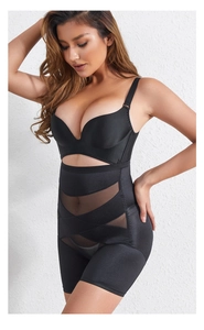 Détail du short sculptant taille haute avec panneaux de compression et tissu mesh