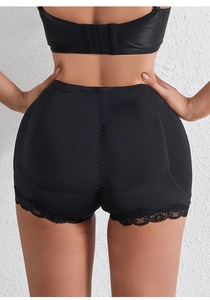 Détail du short sculptant taille haute avec dentelle pour un effet fessier galbé