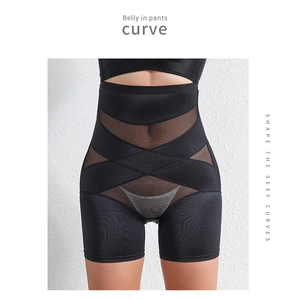 Détail de la culotte gainante haute avec laçage croisé et empiècement en mesh noir