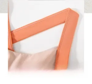 Gros plan sur les coutures fines et le tricot respirant de la brassière de sport orange
