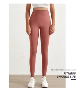 Detail van de hoge geribbelde tailleband op de roze yoga broek voor een platte buik effect