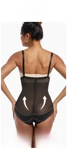 Dettaglio del design sollevamento glutei e schiena a U di questa guaina modellante nera