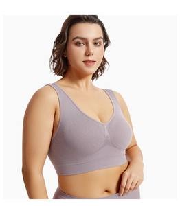 Détail des larges bretelles élastiques d'un soutien-gorge de sport push-up sans couture