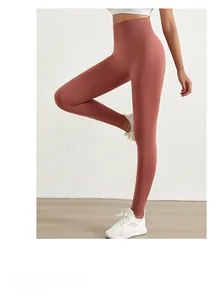 Detailopname van de hoge brede tailleband en naadloze textuur van de yogabroek