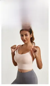 Gros plan du soutien-gorge de sport rose sans couture avec bretelles orange vif