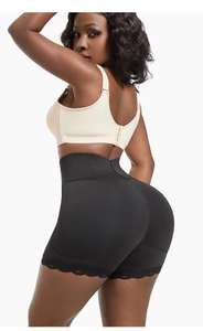 Détail du short sculptant taille haute avec dentelle florale et couture push-up en noir