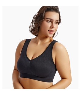 Vue détaillée des larges bretelles sans couture et du dos en U de ce soutien-gorge