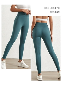 Macro-detail van naadloze high-waist yogabroek met elastische stof en buikcontrole effect
