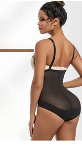 Dettaglio guaina contenitiva a vita alta con inserti in mesh ed effetto sollevamento glutei