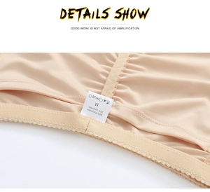 Détail de la gaine nude montrant la couture ondulée et l'étiquette en 80 % polyester