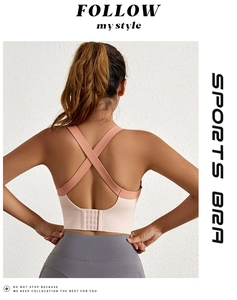 Détail d'un soutien-gorge de sport à dos croisé avec agrafage réglable à trois rangs