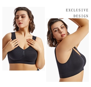 Détail du soutien-gorge de sport noir sans armatures avec encolure en U et bande large