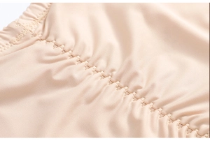 Détail macro des plis du tissu élastique et des coutures pour culotte sculptante