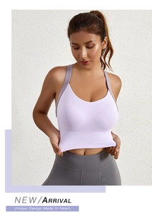 Détail d'un soutien-gorge de sport lavande avec col en V et large bande élastique
