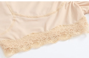 Vue macro détaillée du tissu élastique et de la dentelle fine sur cette gaine culotte