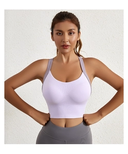 Vue de face d'une brassière de sport violette à larges bretelles et décolleté en U profond