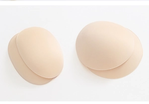 Vue détaillée de quatre coussinets de hanche en mousse nude avec bords fins pour un ajustement invisible