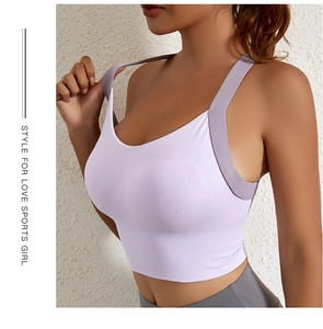 Vue latérale du soutien-gorge de sport lavande avec large ourlet et tissu extensible doux