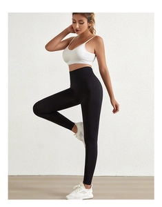 Detail van de yoga legging met hoge taille die de corrigerende pasvorm en buikcontrole toont