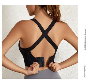 Détail d'un soutien-gorge de sport dos croisé avec fermeture à agrafes et haute élasticité