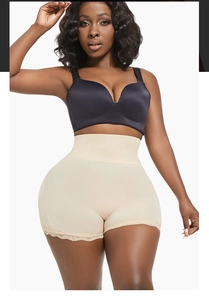 Détail de la culotte gainante taille haute avec bordure en dentelle fine et tissu nude