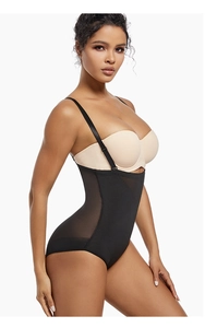 Dettaglio dello shapewear nero a vita alta con rete traspirante e tessuto elasticizzato