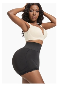 Détail du short sculptant taille haute avec dentelle et effet remonte-fesses sur modèle
