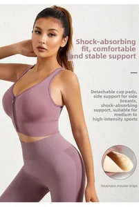Détail de la brassière de yoga violette avec fermeture éclair et coussinets amovibles