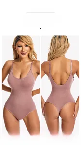 Detail von rosa Bodysuit mit integrierten Brustpolstern und U-förmigem Rücken
