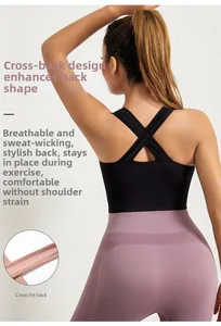 Détail du soutien-gorge de sport à dos croisé et legging taille haute avec couture pro