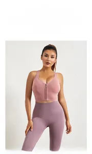 Gros plan du soutien-gorge de sport rose à zip avant avec texture tricotée respirante