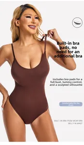Details des Bodysuits mit integrierten Brustpolstern und Bauchweg-Effekt-Funktion