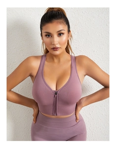 Gros plan sur un soutien-gorge de yoga violet côtelé avec fermeture éclair frontale et col V