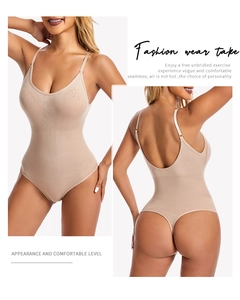 Vorder- und Rückansicht eines nahtlosen hautfarbenen Bodysuits mit tiefem U-Ausschnitt